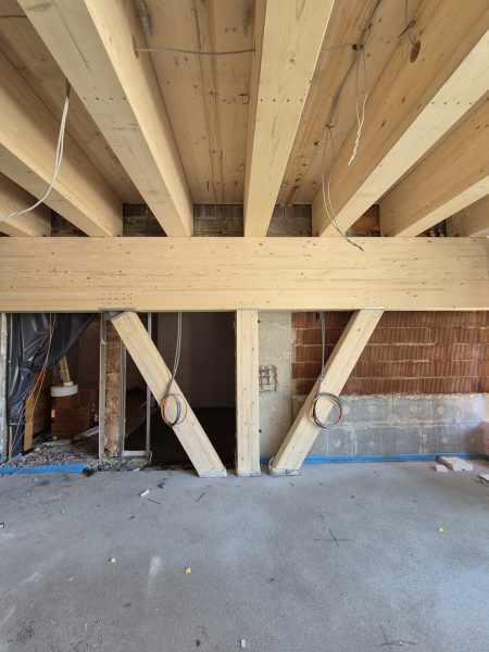 Holzbalkendecke mit BSH-Unterzug
