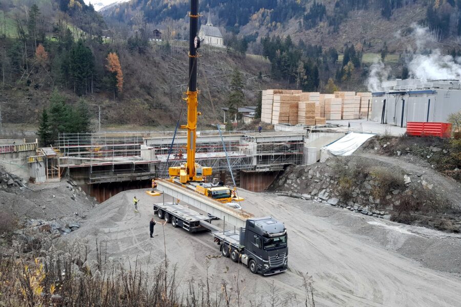 Brückenneubau, Trägermontage mit Mobilkran