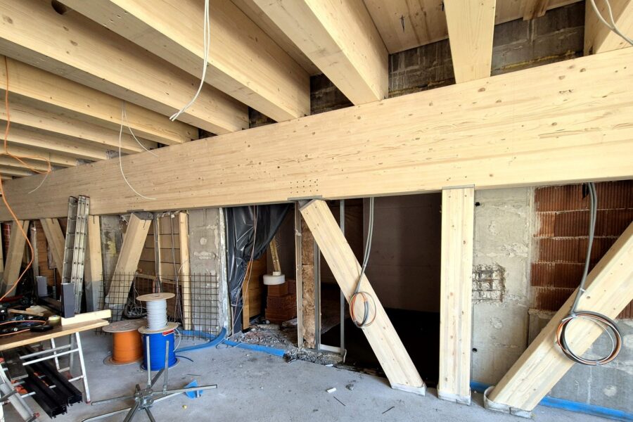 Brettschichtholz-Tragwerk im Rohbau
