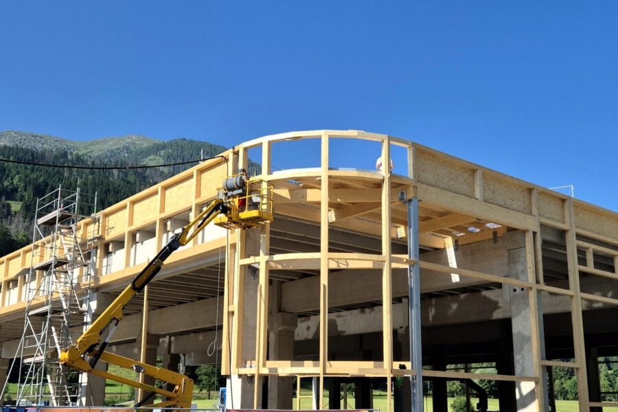 Holzbau-Dachtragwerk mit Bogenbinder