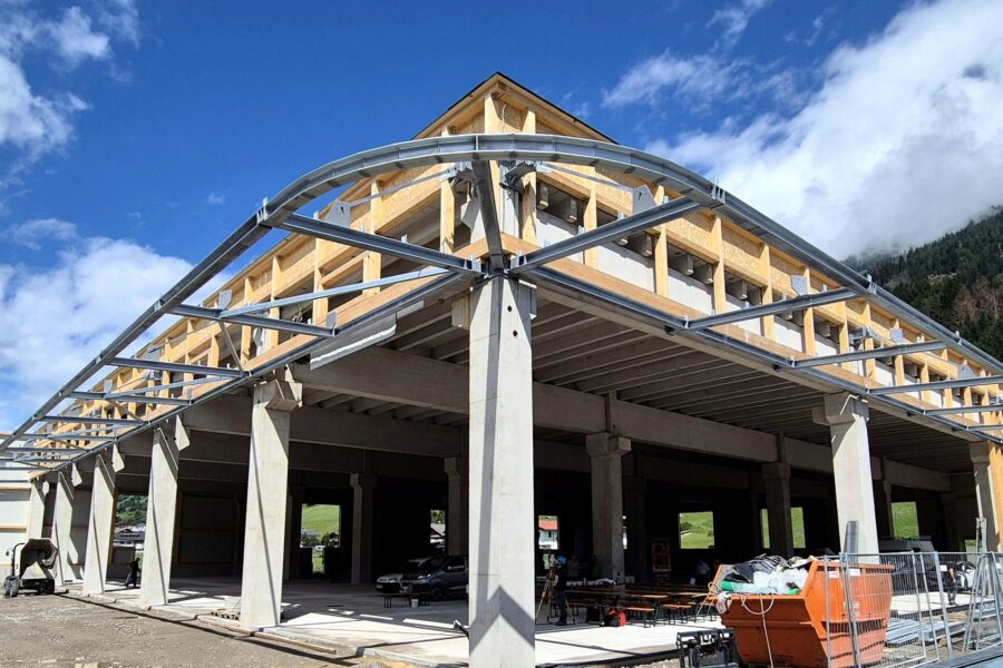 Halle in Holz-Stahl-Mischbauweise