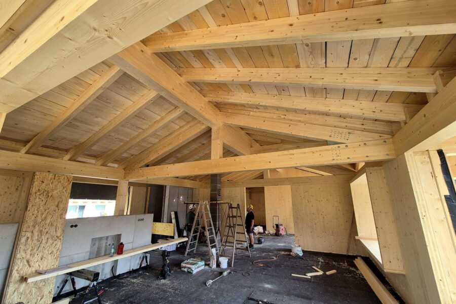 Sichtbares Holz-Dachtragwerk innen