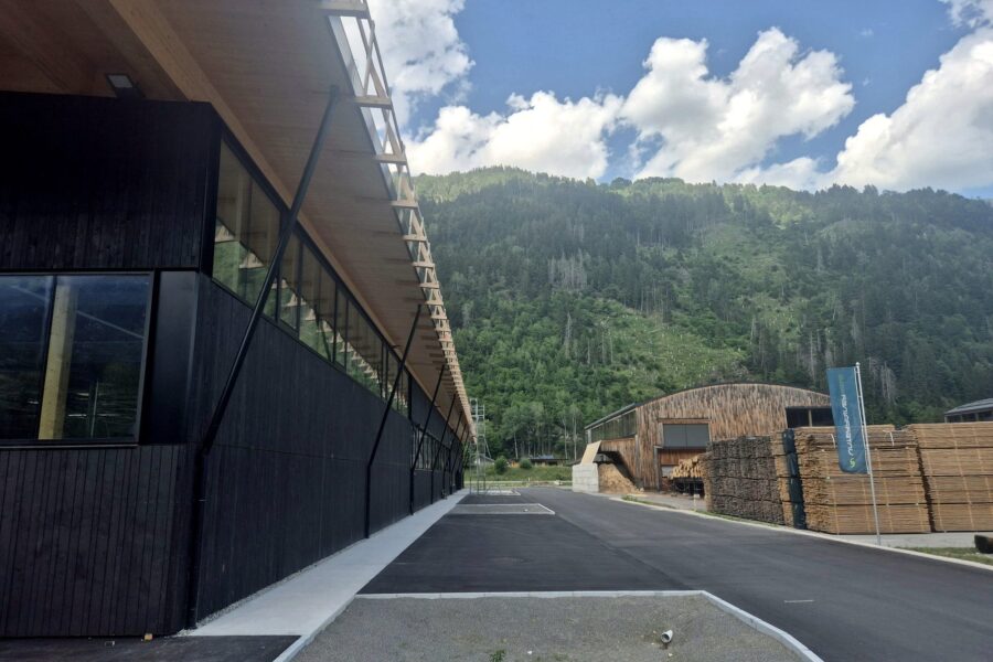 Gewerbebau mit Holzfassade