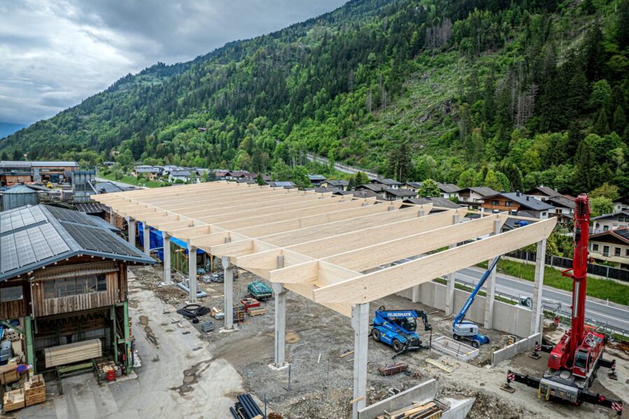 Brettschichtholz-Dachtragwerk im Bau