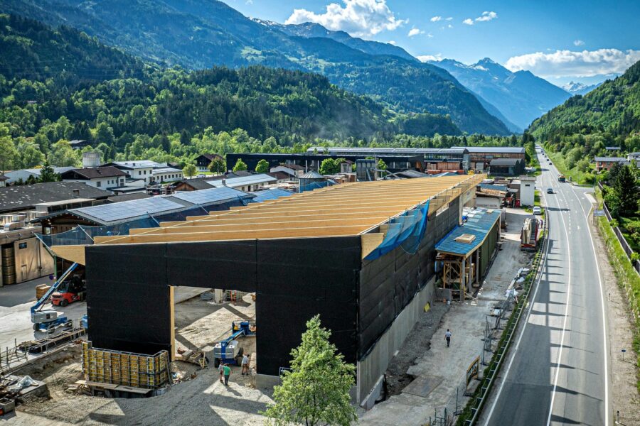 Gewerbehalle mit Holzdach