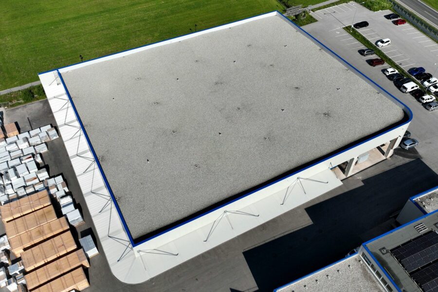Flachdach Gewerbehalle (Luftaufnahme)