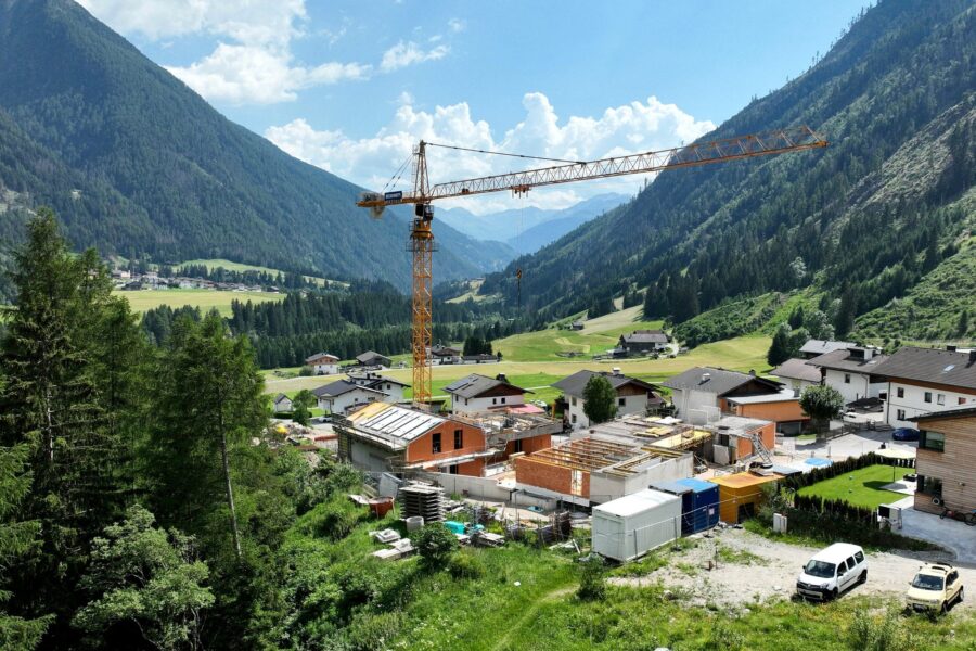 Wohnbau-Rohbau im Alpental