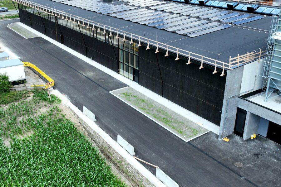 Industriehalle mit PV-Dach