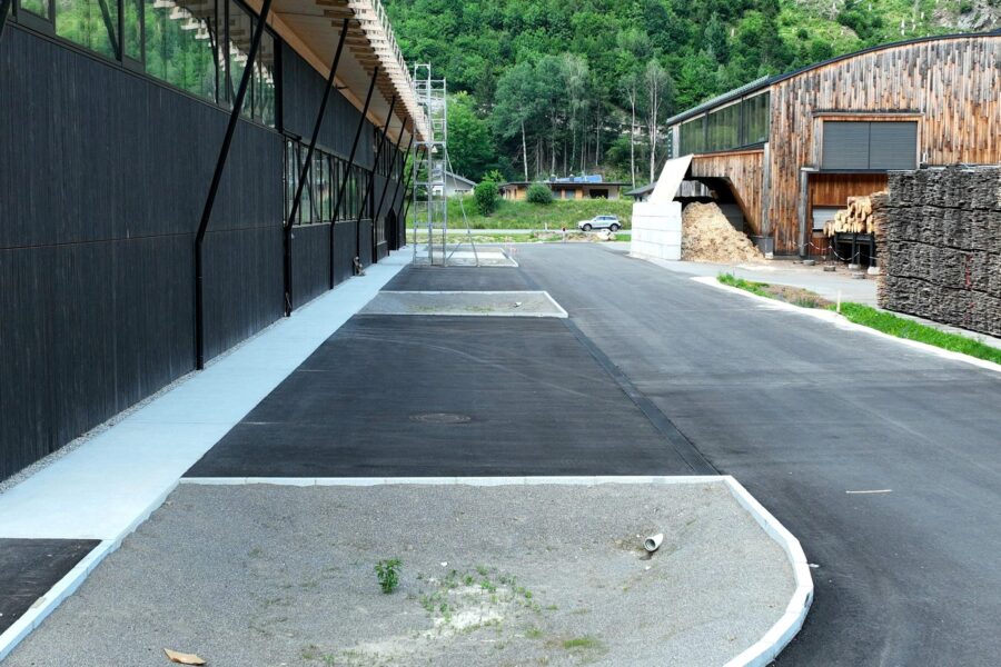 Gewerbehalle mit Außenanlage