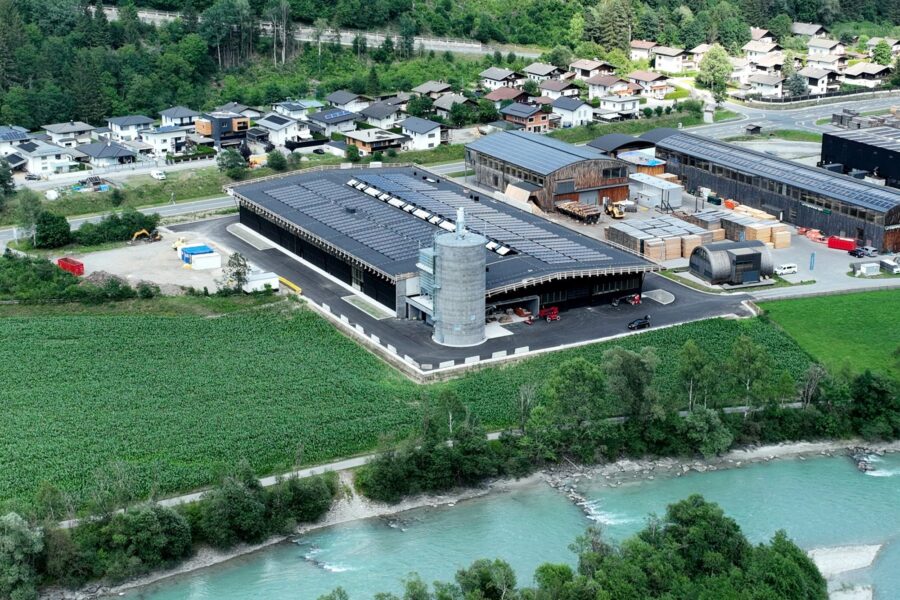 Gewerbeareal mit Flusslauf (Luftaufnahme)