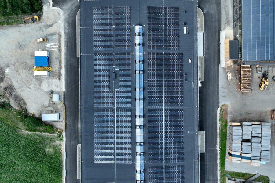 Hallendach mit Photovoltaik (Senkrechtaufnahme)