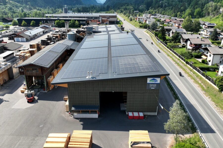 Industriehalle mit PV-Dach (Luftaufnahme)
