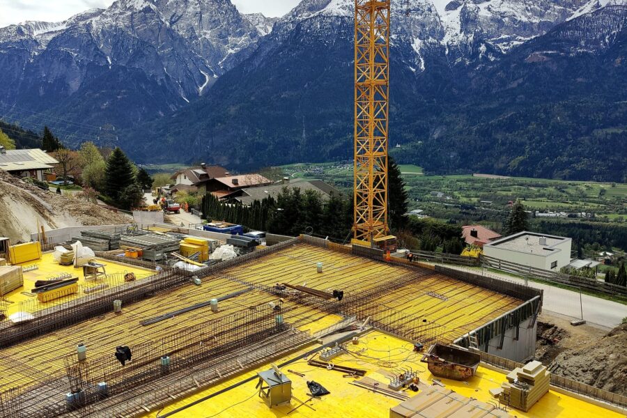 Rohbau-Baustelle in Hanglage