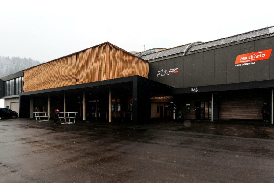 Gewerbebau mit Holzlamellen-Fassade