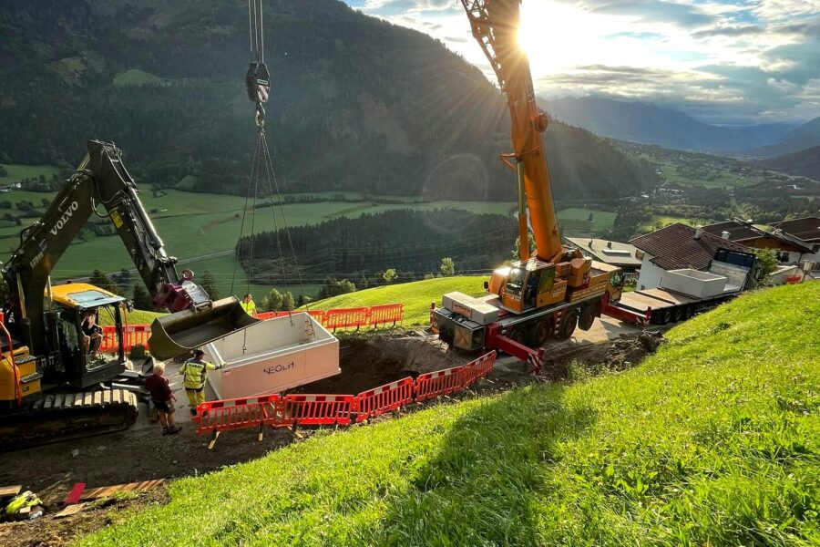 Erd- und Kranarbeiten am Hang